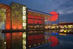 位于德國萊比錫的Nova Eventis商場的燈光每年隨著季節的變換而調節。整套照明的最大亮點是這座12米高的發光球體，由寶克力LED系列產品制成